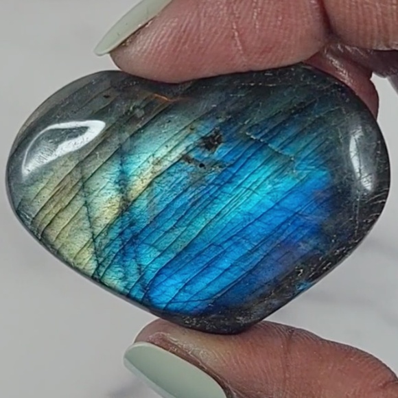 Labradorite Heart Carving | Protection • Intuition • Inner Magic - Picture 4 of 9